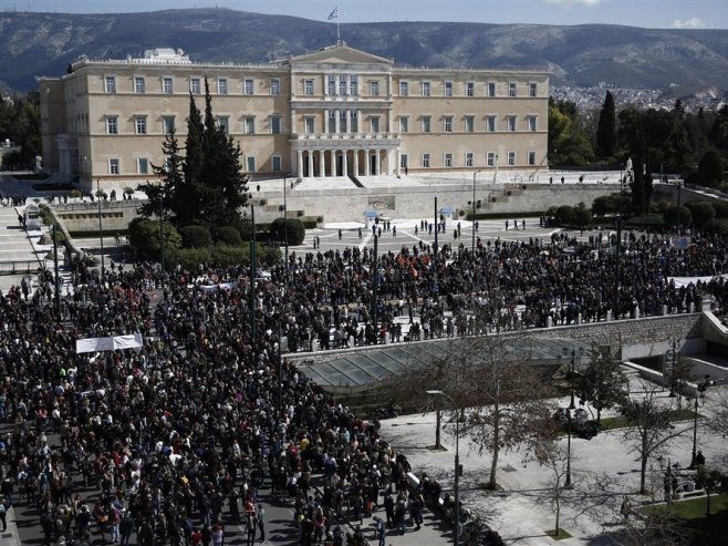 BLOKIRANA GRČKA: Desetine hiljada ljudi na ulicama