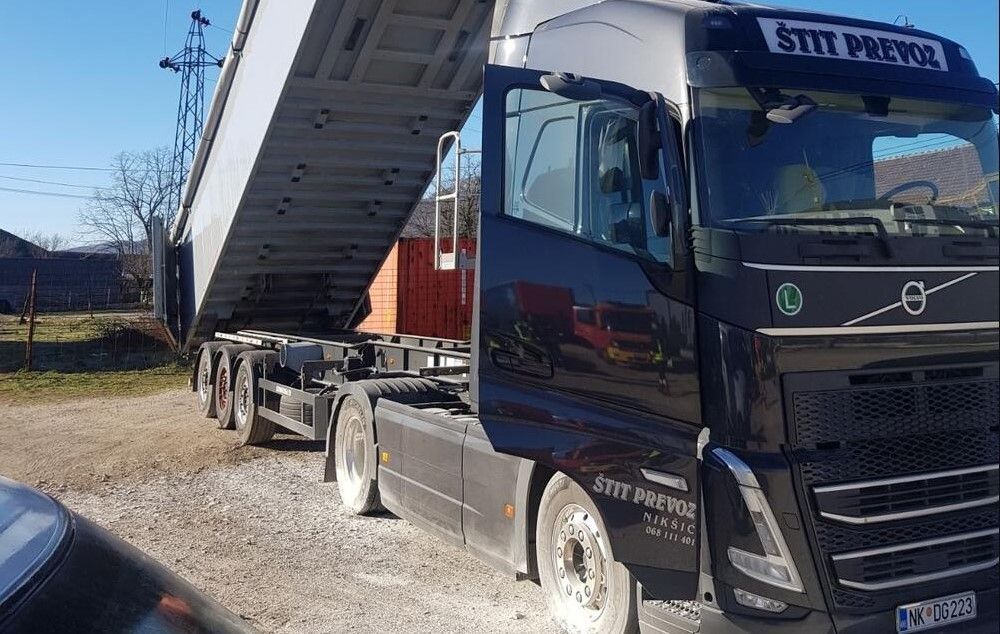 ТРАГЕДИЈА У НИКШИЋУ: Камионџија подигао кипу камиона, па страдао од струјног удара