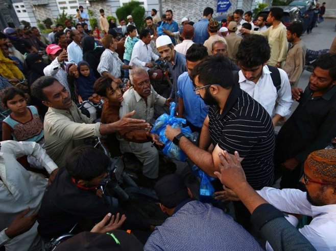 STRAŠNA NESREĆA U PAKISTANU: Najmanje 11 ljudi poginulo u stampedu prilikom podjele brašna (VIDEO)