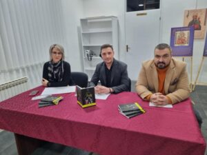 MLADEN TEŠANOVIĆ PROMOVISAO KNJIGU: Životna priča o požrtvovanom Srbinu iz Banjaluke predstavljena publici