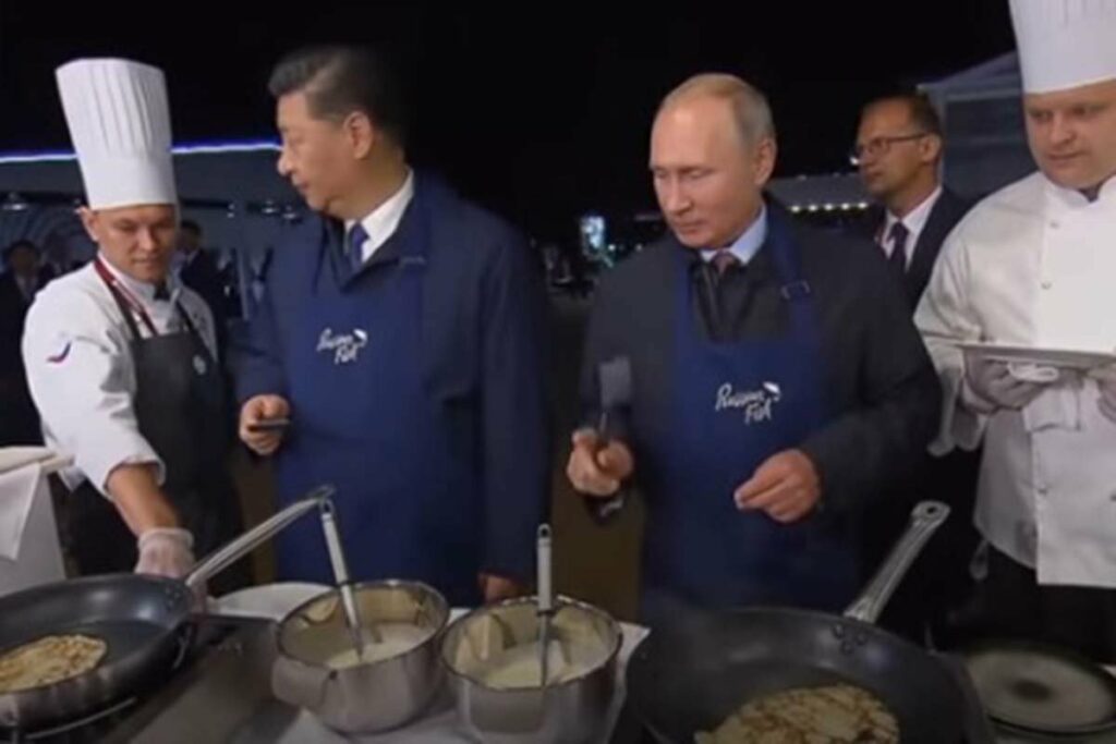 ЛИДЕРИ ПОКАЗАЛИ КУЛИНАРСКЕ ВЈЕШТИНЕ: Ево како изгледа када Путин и Си Ђипинг праве палачинке (ВИДЕО)