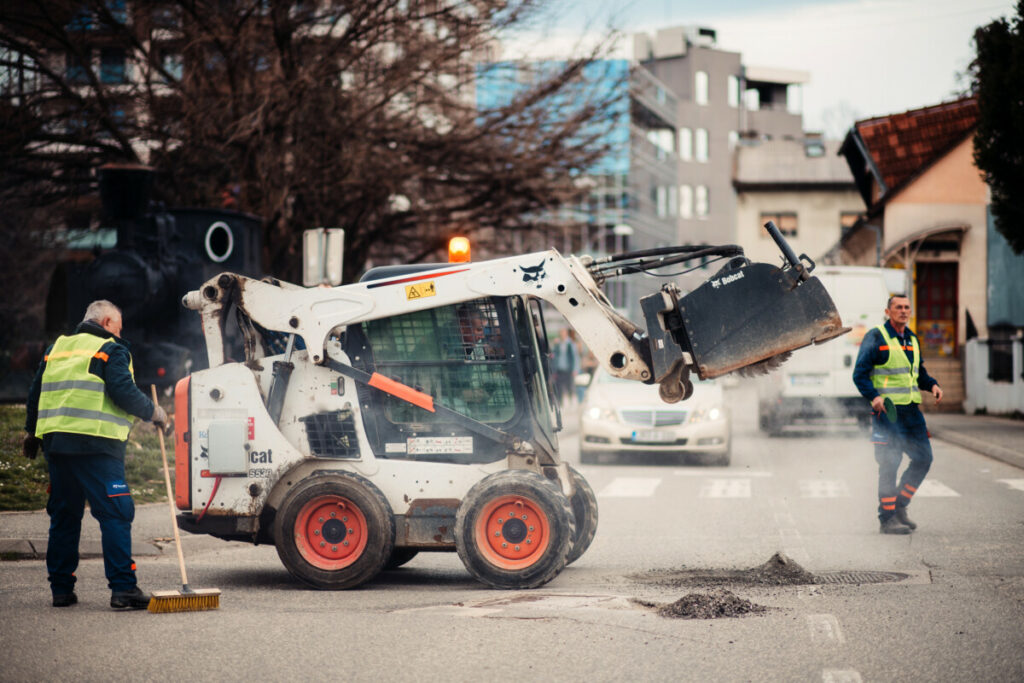 BANJALUKA POSTALA GRADILIŠTE: U toku sanacija udarnih rupa u užem centru grada