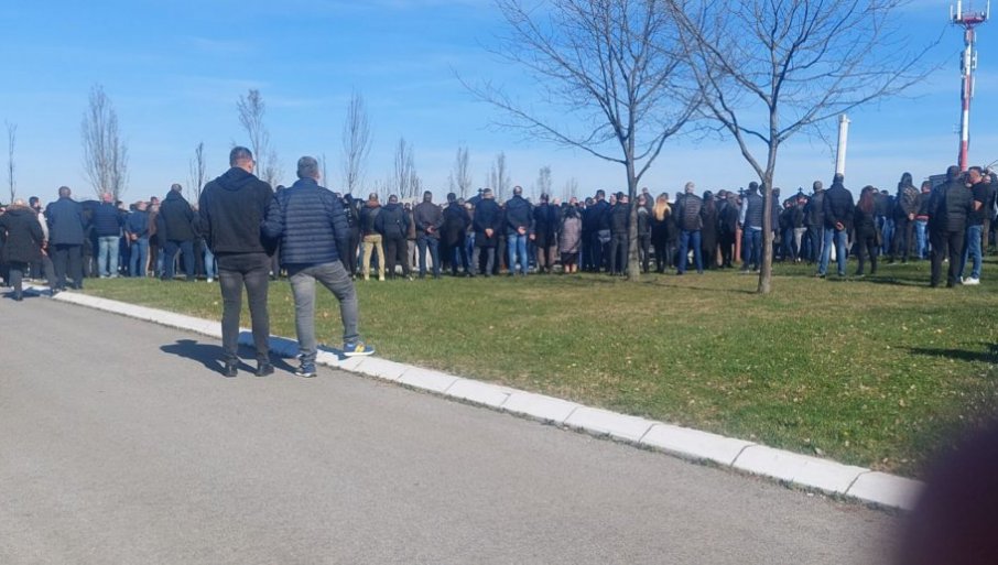 RANKO ISPRAĆEN PJESMOM TOME ZDRAVKOVIĆA: Stotine ljudi na sahrani ubijenog Radoševića u Beogradu (FOTO)