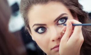 JEDNOSTAVNO DO MLADALAČKOG IZGLEDA: Dva trika prilikom šminkanja koja će vam vizuelno podići oči
