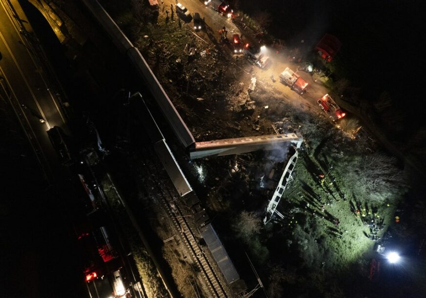 PAKLENI PRIZORI U GRČKOJ: Zgužvani vagoni i vatra u užasu u kojem je poginulo najmanje 32 ljudi