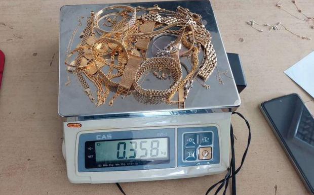 UHAPŠEN TURČIN NA GRANIČNOM PRELAZU: Kilogram zlata u vrijednosti od 45.000 evra krio u pakovanju čispa, rancu i džepovima