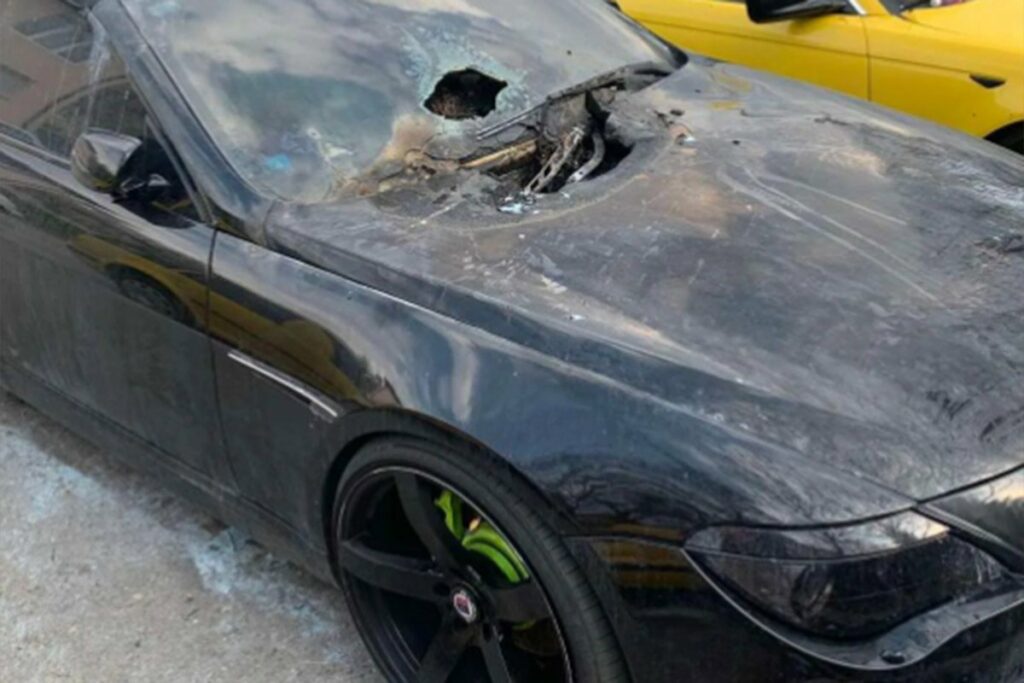 ЗАПАЉЕН BMW: Власник нуди 10.000 КМ за информације о починиоцу (ФОТО)