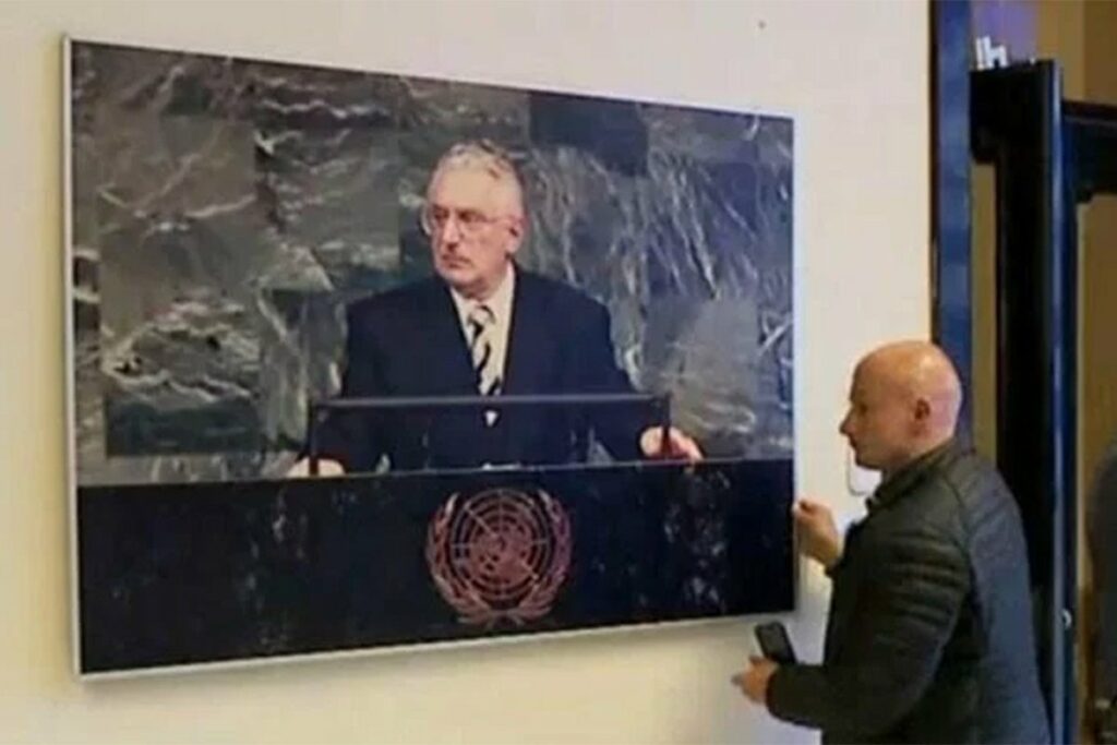 „PA NIJE VALJDA“ Ogromna fotografija Tuđmana pala sa zida tokom Plenkovićevog obraćanja (VIDEO)