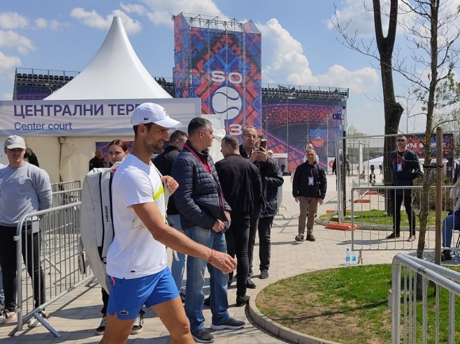 ZAGRIJAVANJE ZA ČETVRFINALE: Đoković časti publiku