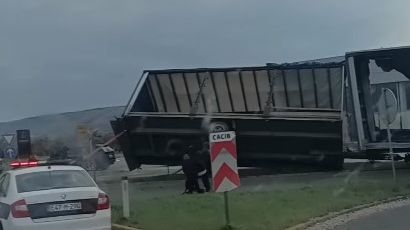 ХАОС У МОСТАРУ: Вјетар преврнуо камион