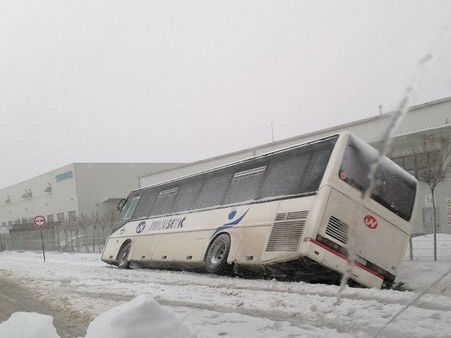 AUTOBUS SLETIO SA PUTA: Saobraćajna nesreća u Kragujevcu, 15 putnika u bolnici