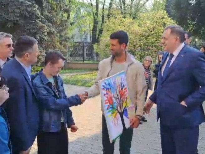 ДИРЉИВО: „Дрво живота“ бањалучког Даун синдром центра за Новака Ђоковића (ВИДЕО)