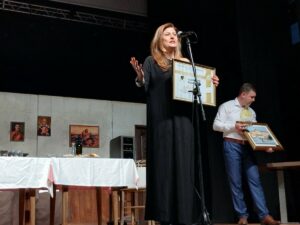 „HRKAČI“ PROGLAŠENI NAJBOLJOM PREDSTAVOM: Nikolina Friganović najbolja glumica na festivalu „Dani komedije“