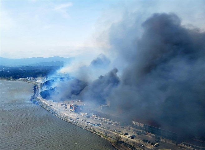 VATRA GUTA SVE PRED SOBOM: Veliki požar u Južnoj Koreji, stotine ljudi evakuisano (VIDEO)