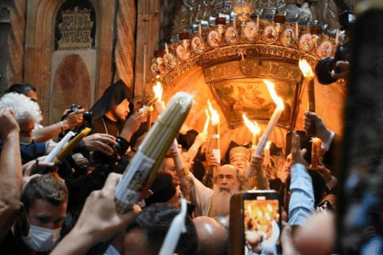 U DUHU VASKRSA: Zapaljen Sveti oganj u Jerusalimu