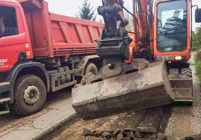 RADOVI U BANJALUCI: Bageri kopaju put u Kuljanima
