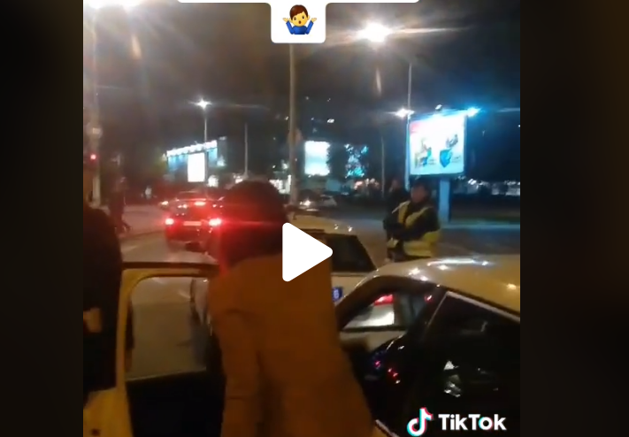 „ŠTA JE SMIJEŠNO?“ Policajac oduzeo djevojci telefon, ona vrištala da joj ga vrati (VIDEO)