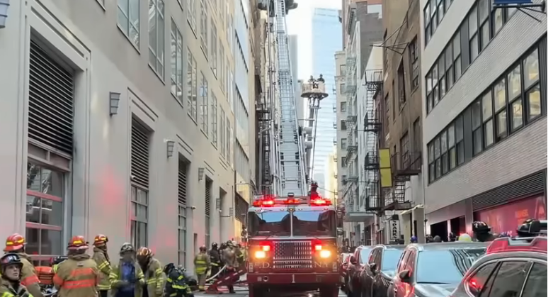 JEZIVA NESREĆA: Urušio se parking u Njujorku, ima poginulih (VIDEO)