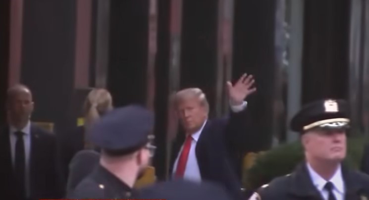 AMERIČKI MEDIJI TVRDE: Tramp uhapšen čim je kročio u sud (VIDEO)
