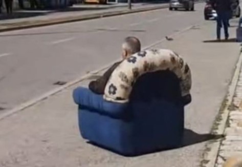 САМО У БиХ: Мушкарац се насред тротоара сунча у фотељи (ВИДЕО)