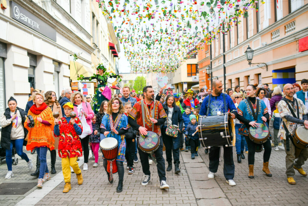 POČELO „BANJALUČKO PROLJEĆE“: Muzika, ples i igra okupili brojne građane