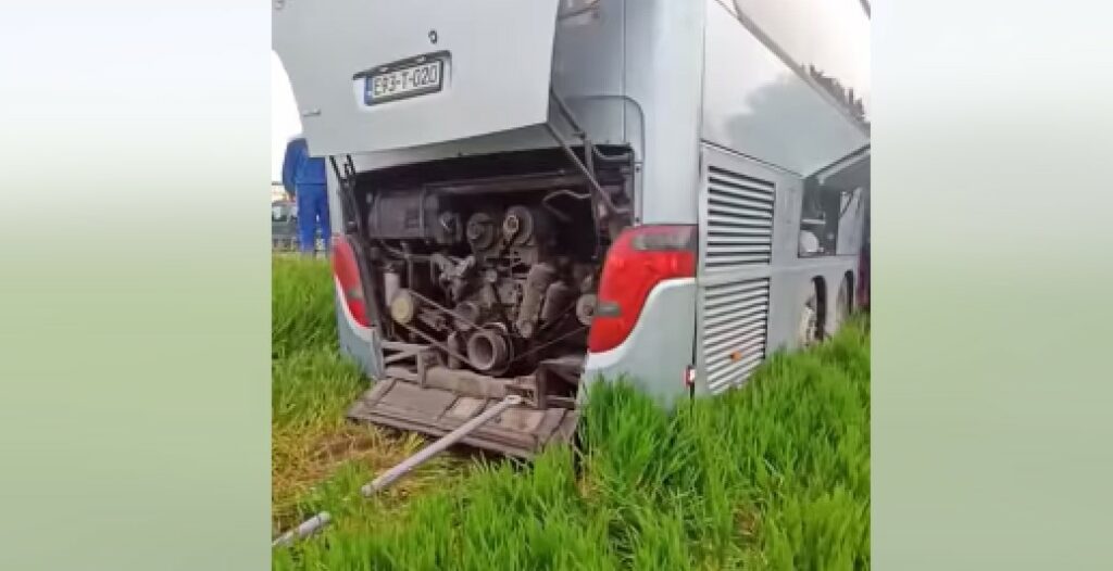 „SVI SMO DOBRO, VRAĆAMO SE KUĆI“ Autobus pun đaka iz Banjaluke sletio sa puta (VIDEO)