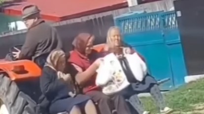 „KOJA LI JE SRCU NAJBLIŽA, ZNA LI SE“ Djed i bake postali hit na društvenim mrežama (VIDEO)