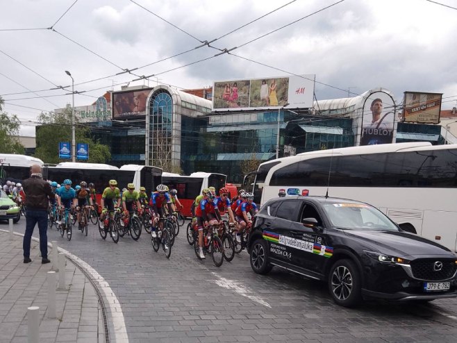 ПУТ ДУГ 600 КИЛОМЕТАРА: Из Београда стартовала бициклистичка трка ка Бањалуци (ФОТО)