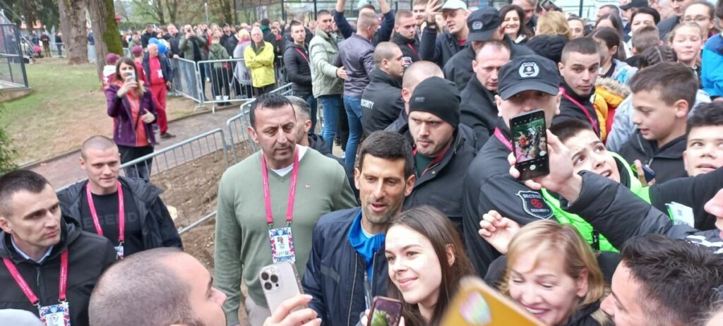 ĐOKOVIĆA DOČEKALI FANOVI: Najmlađi uzvikivali „Nole, Nole“ (FOTO/VIDEO)