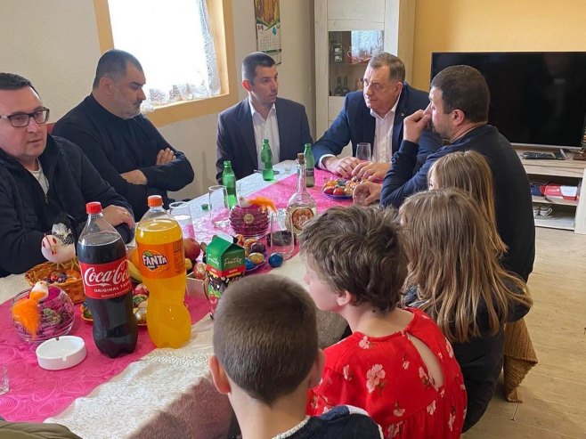 DODIK KRSTIO DEVETORO DJECE: Predsjednik Srpske proslavio Vaskrs u višečlanoj porodici Đurić (FOTO)
