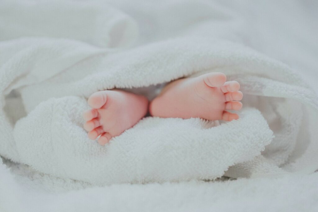 БЕБУ УСМРТИЛО „СУВО ДАВЉЕЊЕ“? Комисија УКЦ Ниш утврђује узрок смрти новорођенчета
