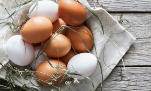 DA LI BOJA JAJA UTIČE NA ZDRAVLJE? Evo šta stvarno treba da znate i šta kažu stručnjaci