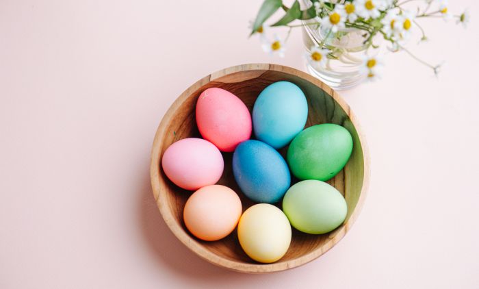 VAŽAN KORAK PRIJE FARBANJA: Kako skinuti pečat sa jaja, izbijeliti ih i ukloniti boju sa prstiju i dlanova?