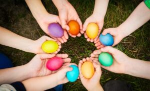 ЈЕДАН ОД НАЈСТАРИЈИХ ХРИШЋАНСКИХ ОБИЧАЈА: На који дан се фарбају ускршња јаја?