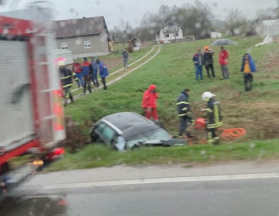 TEŠKA NESREĆA KOD PRNJAVORA: Automobil završio u kanalu, poginula jedna osoba