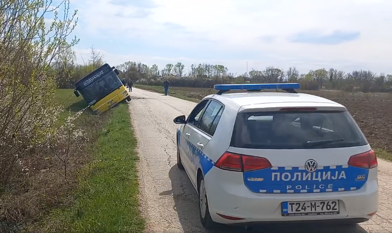 POZNATO STANJE DJECE POVRIJEĐENE U SLIJETANJU AUTOBUSA KOD PRIJEDORA „Šestoro ih je pušteno kući, a jedna djevojčica zadržana na posmatranju“