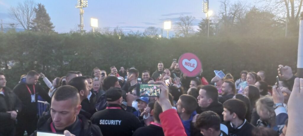 „VOLIMO TE, NOLE“ Svuda srca i čestike najboljem teniseru, pljušte autogrami (VIDEO)