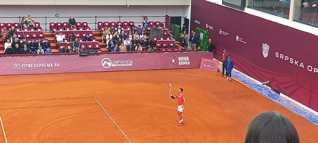 „ZBOG VAS SAM DANAS POBIJEDIO, TO JE SIGURNO“ Đoković poslije dobijenog meča u Banjaluci zahvaljivao publici (VIDEO)