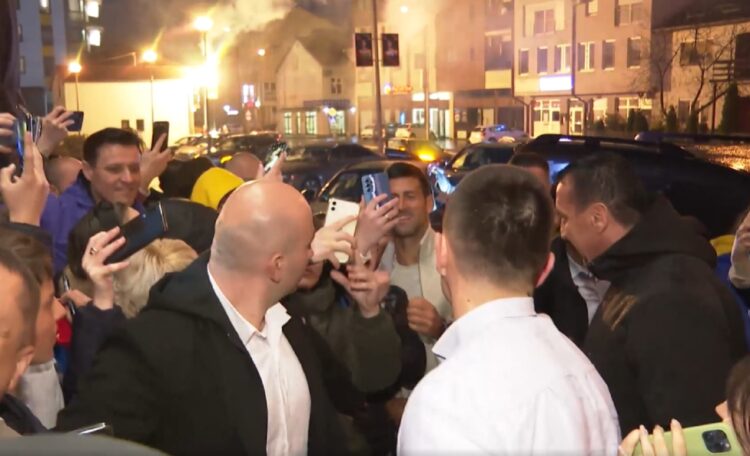 LUDNICA U BANJALUCI: Navijači po pljusku dočekali Novaka, palili baklje i pravili šou (VIDEO)