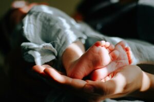RODE PRKOSE KIŠI: U Srpskoj rođeno 16 beba