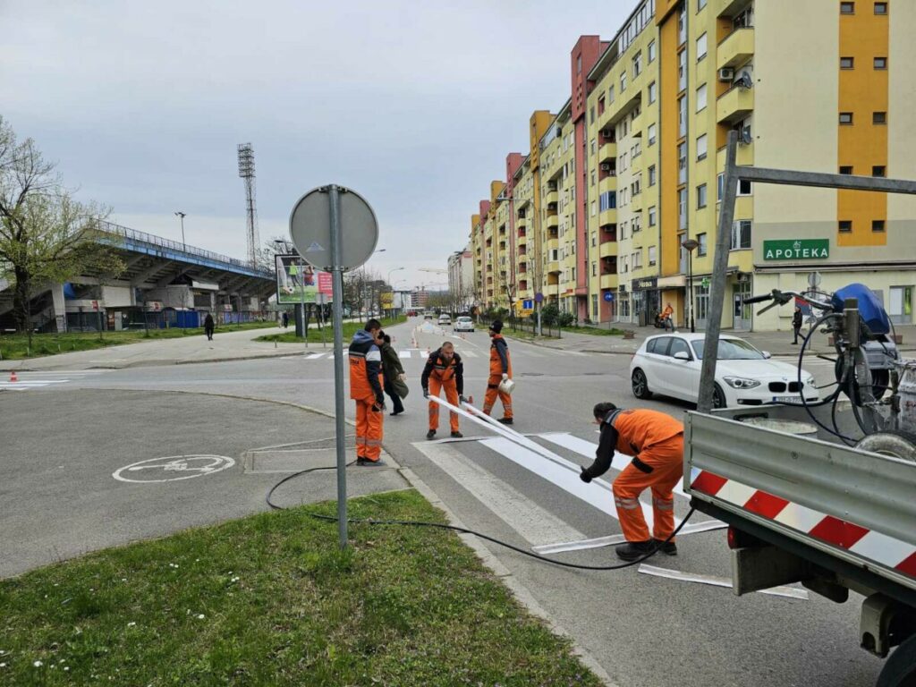 OBNAVLJA SE SAOBRAĆAJNA SIGNALIZACIJA: Radnici crtaju „zebre“ i druge znakove u Banjaluci