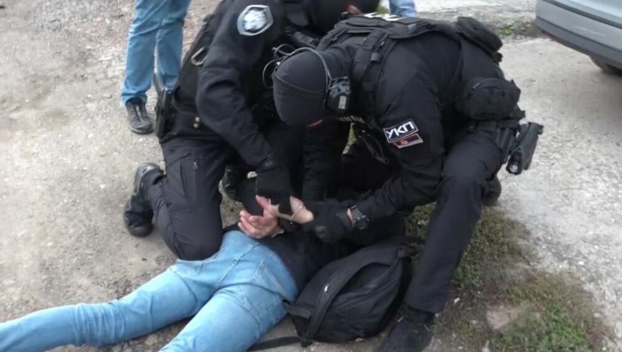 СТАВЉЕНЕ ЛИСИЦЕ НА РУКЕ МЕНАЏЕРА КЛУБА У БЕТОН ХАЛИ: Прво хапшење због пуцњаве у којој је рањен радник обезбјеђења
