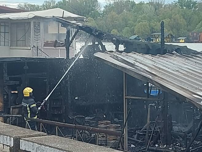 POŽAR NA SPLAVU NA SAVSKOM KEJU: Buktinju gasilo 25 vatrogasaca