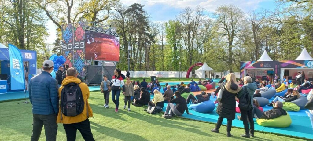 BANJALUČKA PUBLIKA UŽIVA U ČARIMA TENISA: Meč Novaka Đokovića okupio stare i mlade (FOTO)