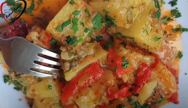 PRAVO UŽIVANJE ZA NEPCE: Krompir preliven fantastičnim sosom i zapečen u rerni (VIDEO)