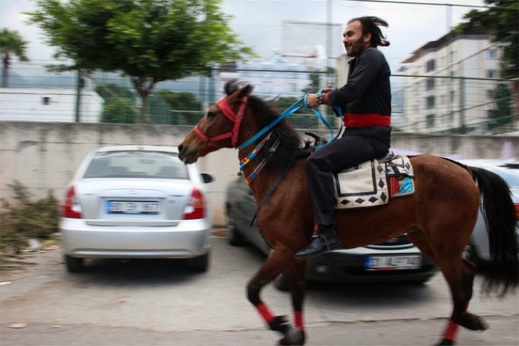 IZBORI U TURSKOJ: Turčin na konju došao da glasa