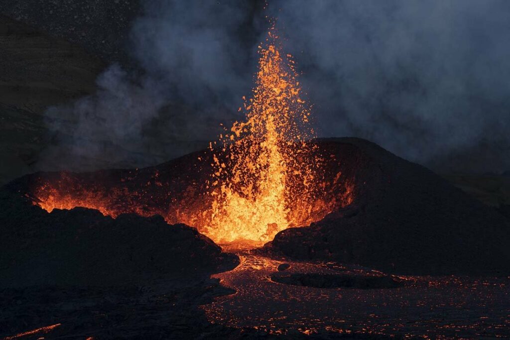 АЛАРМАНТНО СТАЊЕ НА ИСЛАНДУ: Нова ерупција вулкана (ВИДЕО)