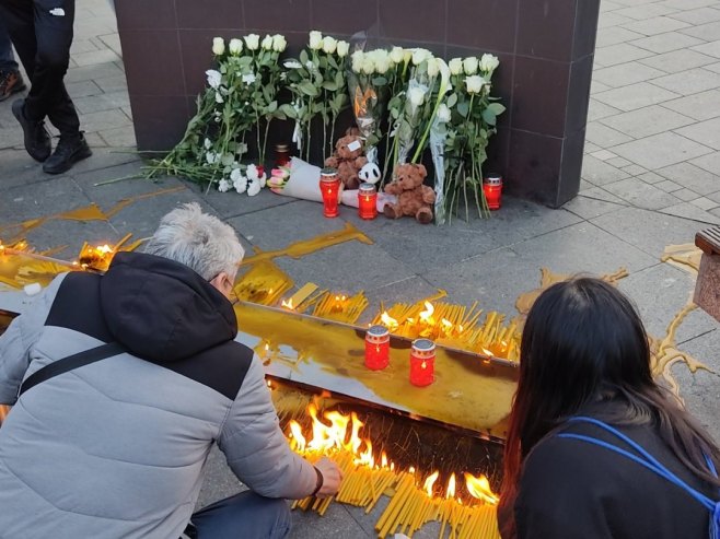 TIŠINA I SVIJEĆE NA TRGU BANJALUKE: Građani odaju počast stradalima u Beogradu