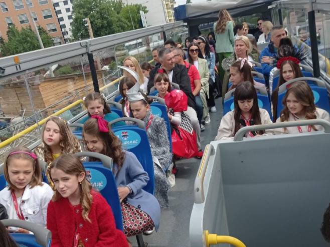 SVI U GLAS PJEVALI: Učesnici Đurđevdanskog festivala oduševljeni panoramskim autobusom  (FOT)