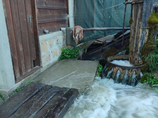 MARTIN BROD: Domaćinstva ugrožena zbog izlijevanja Une: Nema pitke vode (FOTO/VIDEO)